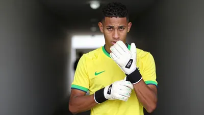 O atacante brasileiro João Pedro, 24, estendeu seu contrato com o Chelsea até 2034 e assumiu a camisa 9, após marcar 20...